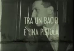 locandina del film TRA UN BACIO E UNA PISTOLA