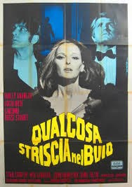locandina del film QUALCOSA STRISCIA NEL BUIO
