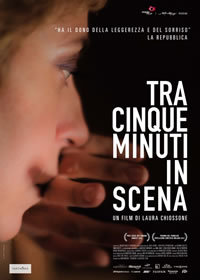 locandina del film TRA CINQUE MINUTI IN SCENA