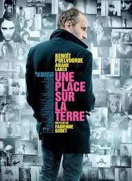 locandina del film UNE PLACE SUR LA TERRE